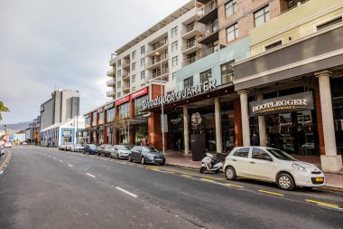 Cape Town, Güney Afrika - 18 Haziran 2024: Woodstock banliyösünün Cape Town ana caddesindeki binaların sokak manzarası