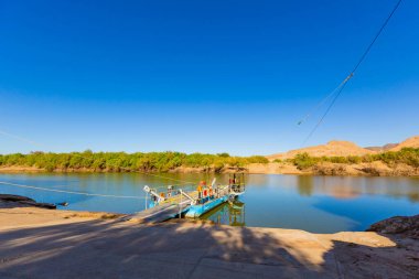Richtersveld, Güney Afrika - 15 Mart 2024: Pontoon feribot nehri Senderlingsdrif 'ten Orange River' a geçiyor 