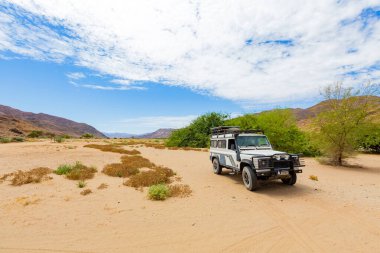 Richtersveld, Güney Afrika - 12 Mart 2024: Eski Land Rover Defender kurak bölgedeki bir kamp alanına park etti