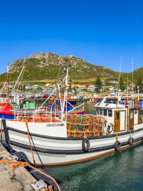 Cape Town, Güney Afrika - 11 Aralık 2023: Küçük balıkçı tekneleri Kalk Körfezi Limanı 'na yanaştı