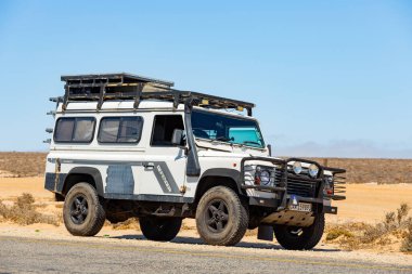 Namaqualand, Güney Afrika - 11 Mart 2024: Eski Land Rover Defender ulusal bir otoyolun yanına park etti