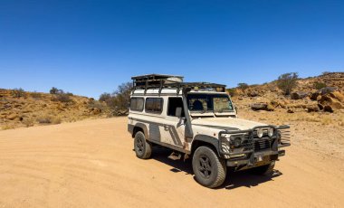 AUGRABIES, Güney Afrika - 16 Kasım 2024: Eski Land Rover Defender toprak yola park etti