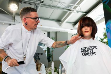 Cape Town, Güney Afrika - 15 Kasım 2022: Kuaförde genç bayan modeller üzerinde çalışan profesyonel stilist