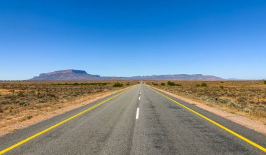 Güney Afrika 'nın Namaqualand bölgesindeki ulusal karayolu manzarası