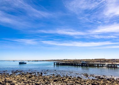 Port Nolloth, Güney Afrika 'nın batı kıyısındaki küçük bir kasabadaki eski iskelede.