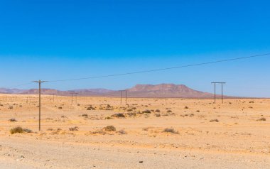 Güney Afrika 'daki Richtersveld Ulusal Parkı' ndaki telefon iletim hatları.