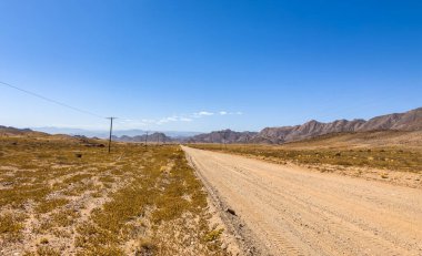 Güney Afrika 'daki Richtersveld Ulusal Parkı' ndaki çorak arazi ve yol.