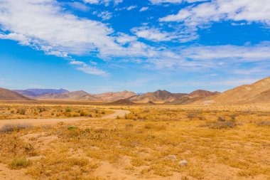 Güney Afrika 'nın kurak bölgesi Richtersveld Ulusal Parkı' ndaki açık alanın geniş açılı görüntüsü