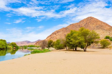 Richtersveld Ulusal Parkı 'ndaki De Hoop kamp alanındaki Orange River manzarası, Güney Afrika' nın çorak bölgesi.