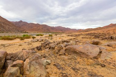 Richtersveld Ulusal Parkı 'ndaki Orange River, Güney Afrika' nın çorak bölgesi.