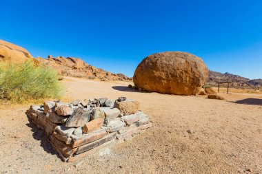Güney Afrika 'nın çorak bölgesi olan Richtersveld Ulusal Parkı' ndaki Kokerboomkloof Kamp Alanı