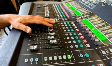 Canlı etkinlikte Ses Karıştırma Masasındaki Kaydıraç ve düğmelerin görünümünü kapat