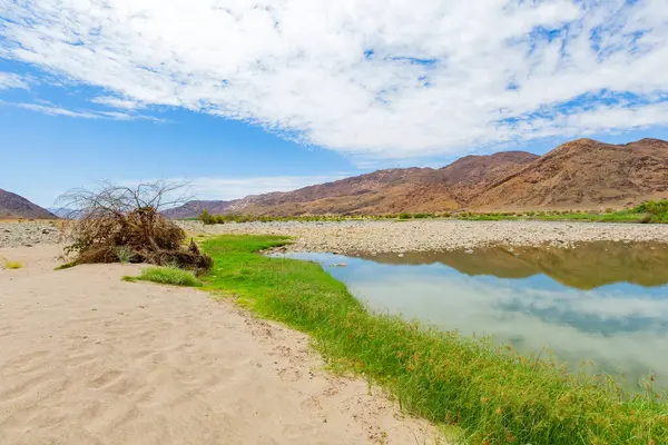 Richtersveld Ulusal Parkı 'ndaki De Hoop kamp alanındaki Orange River manzarası, Güney Afrika' nın çorak bölgesi.