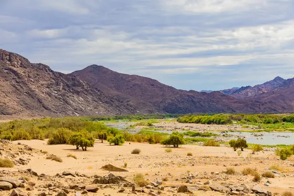 Richtersveld Ulusal Parkı 'ndaki Orange River manzarası, Güney Afrika' nın çorak bölgesi.