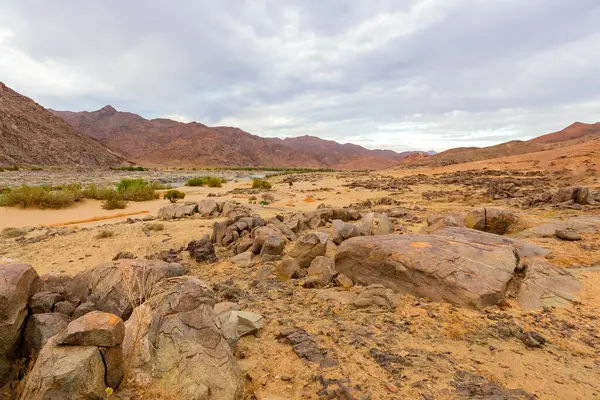 Richtersveld Ulusal Parkı 'ndaki Orange River, Güney Afrika' nın çorak bölgesi.