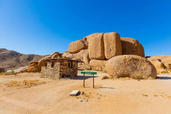 Güney Afrika 'nın çorak bölgesi olan Richtersveld Ulusal Parkı' ndaki Kokerboomkloof Kamp Alanı