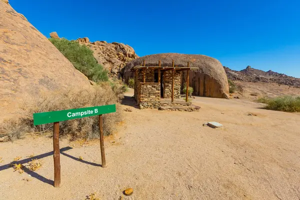 Güney Afrika 'nın çorak bölgesi olan Richtersveld Ulusal Parkı' ndaki Kokerboomkloof Kamp Alanı
