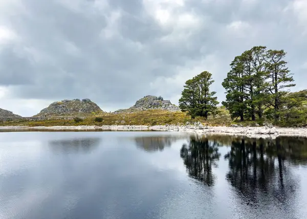Cape Town engebeli dağlarının tepesindeki rezervuar barajının manzarası