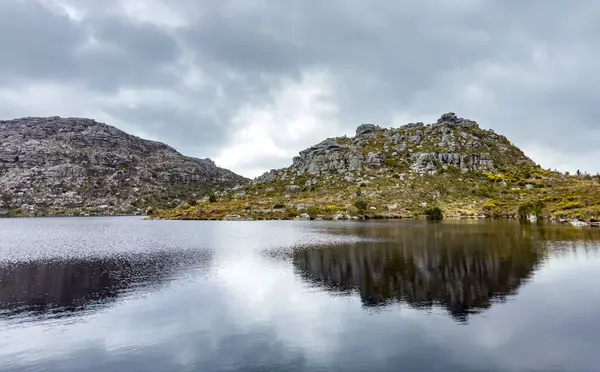 Cape Town engebeli dağlarının tepesindeki rezervuar barajının manzarası