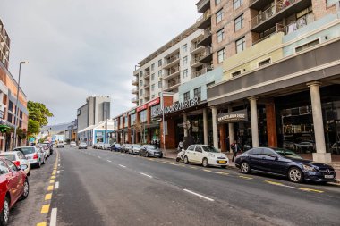 Cape Town, Güney Afrika - 18 Haziran 2024: Woodstock banliyösünün Cape Town ana caddesindeki binaların sokak manzarası