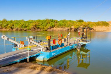 Richtersveld, Güney Afrika - 15 Mart 2024: Pontoon feribot nehri Senderlingsdrif 'ten Orange River' a geçiyor 