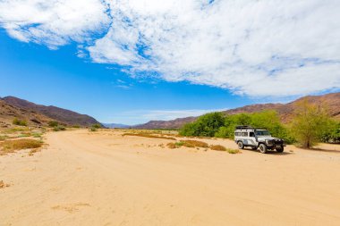 Richtersveld, Güney Afrika - 12 Mart 2024: Eski Land Rover Defender kurak bölgedeki bir kamp alanına park etti