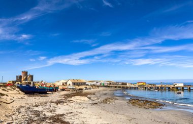 Port Nolloth, Güney Afrika - 16 Mart 2024: Kıyı kasabasında balıkçı tekneleri