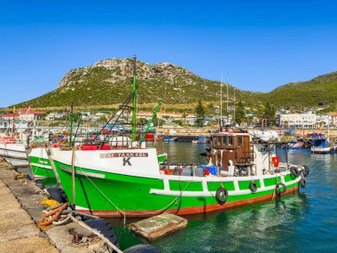 Cape Town, Güney Afrika - 11 Aralık 2023: Küçük balıkçı tekneleri Kalk Körfezi Limanı 'na yanaştı