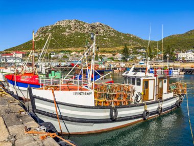 Cape Town, Güney Afrika - 11 Aralık 2023: Küçük balıkçı tekneleri Kalk Körfezi Limanı 'na yanaştı