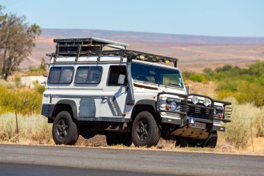 Namaqualand, Güney Afrika - 9 Mart 2024: Eski Land Rover Defender ulusal bir otoyolun yanına park etti