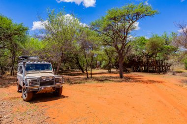 Mokala Kimberly, Güney Afrika - 12 Kasım 2024: Eski Land Rover Defender toprak yola park etti
