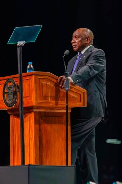 Cape Town, Güney Afrika - 17 Ekim 2024: Cyril Ramaphosa Güney Afrika Başkanı konferans etkinliğinde konuşma yaptı 