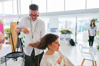 Cape Town, Güney Afrika - 15 Kasım 2022: Kuaförde genç bayan modeller üzerinde çalışan profesyonel stilist