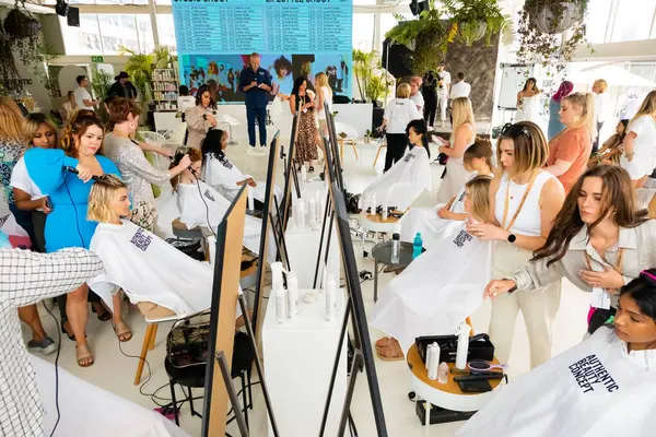 Cape Town, Güney Afrika - 15 Kasım 2022: Kuaförde genç bayan modeller üzerinde çalışan profesyonel stilist