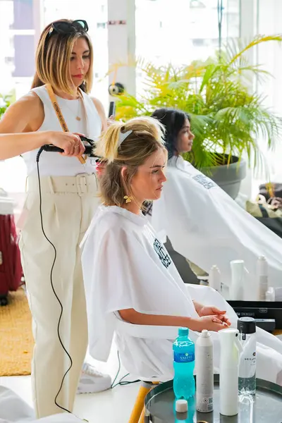 Cape Town, Güney Afrika - 15 Kasım 2022: Kuaförde genç bayan modeller üzerinde çalışan profesyonel stilist