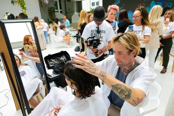 Cape Town, Güney Afrika - 15 Kasım 2022: Kuaförde genç bayan modeller üzerinde çalışan profesyonel stilist