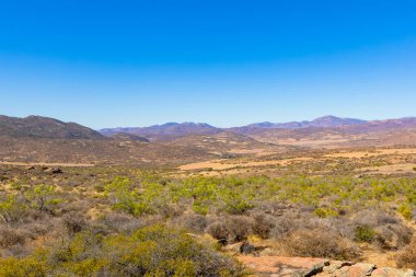 Güney Afrika 'nın Namaqualand bölgesindeki kurak manzaranın yüksek görünümü