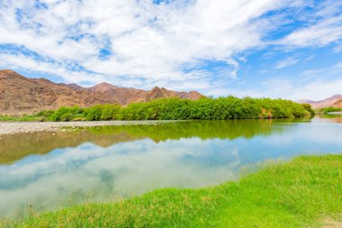 Richtersveld Ulusal Parkı 'ndaki De Hoop kamp alanındaki Orange River manzarası, Güney Afrika' nın çorak bölgesi.