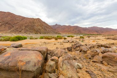Richtersveld Ulusal Parkı 'ndaki Orange River, Güney Afrika' nın çorak bölgesi.