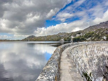 Cape Town engebeli dağlarının tepesindeki baraj duvarının manzarası
