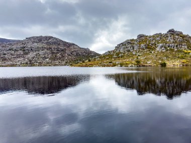 Cape Town engebeli dağlarının tepesindeki rezervuar barajının manzarası