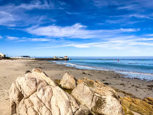 Port Nolloth, Güney Afrika 'nın batı kıyısındaki küçük bir kasabadaki eski iskelede.