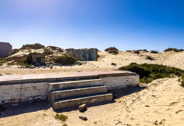 Batı kıyısındaki Port Nolloth, Güney Afrika 'daki eski evin kalıntıları.