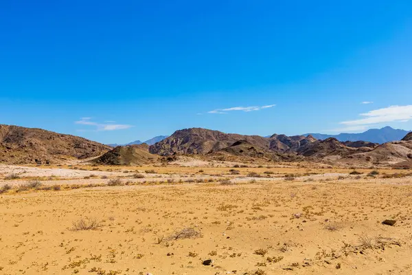 Richtersveld Ulusal Parkı 'nda seyrek çöl manzarası, Güney Afrika' nın çorak bölgesi.