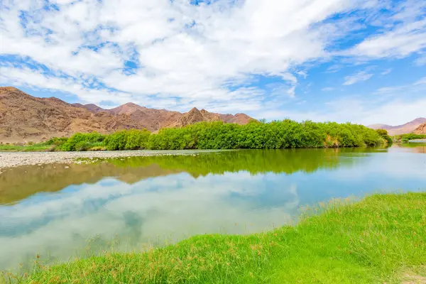 Richtersveld Ulusal Parkı 'ndaki De Hoop kamp alanındaki Orange River manzarası, Güney Afrika' nın çorak bölgesi.