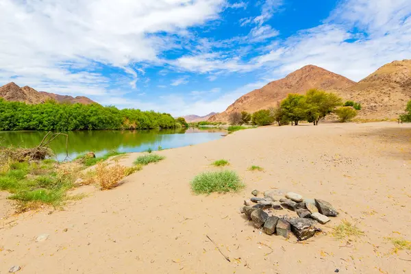 Richtersveld Ulusal Parkı 'ndaki De Hoop kamp alanındaki Orange River manzarası, Güney Afrika' nın çorak bölgesi.