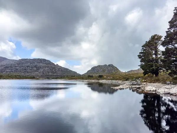 Cape Town engebeli dağlarının tepesindeki rezervuar barajının manzarası