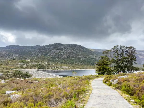 Cape Town engebeli dağlarının tepesindeki rezervuar barajının manzarası