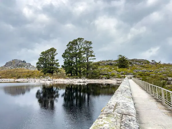Cape Town engebeli dağlarının tepesindeki baraj duvarının manzarası