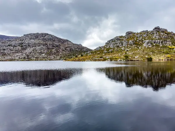Cape Town engebeli dağlarının tepesindeki rezervuar barajının manzarası